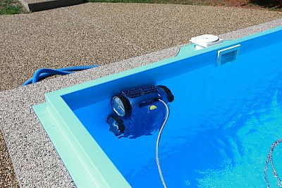 Automatic pool vacuum cleaner