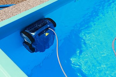 Automatic pool vacuum cleaner