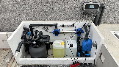 Chlorine-free pool water treatment