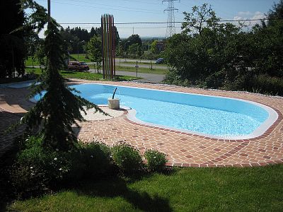 Kundanpassad swimmingpool