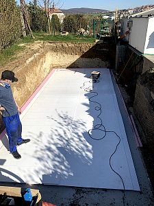 Piscine à débordement avec bain à remous à Brno Medlánky