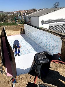 Piscine à débordement avec bain à remous à Brno Medlánky