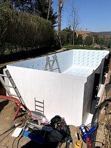 Piscine à débordement avec bain à remous à Brno Medlánky