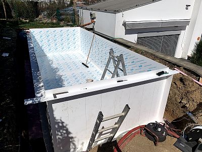 Piscine à débordement avec bain à remous à Brno Medlánky