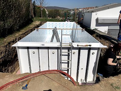 Piscine à débordement avec bain à remous à Brno Medlánky