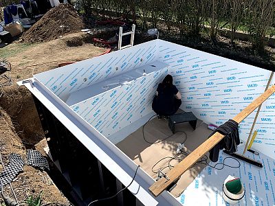 Piscine à débordement avec bain à remous à Brno Medlánky