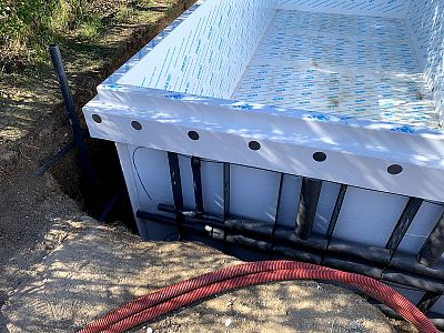 Piscine à débordement avec bain à remous à Brno Medlánky