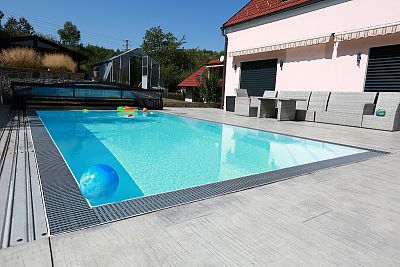 Piscine à débordement