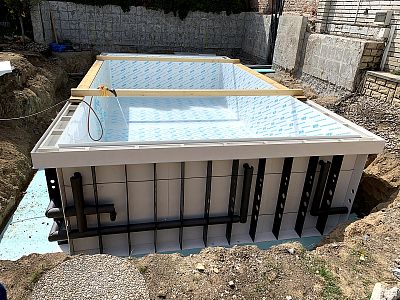 Production et installation d'une piscine à débordement dans le quartier Masaryk à Brno