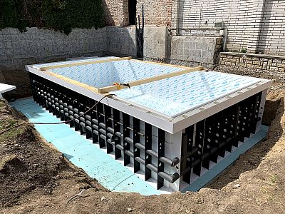 Production et installation d'une piscine à débordement dans le quartier Masaryk à Brno