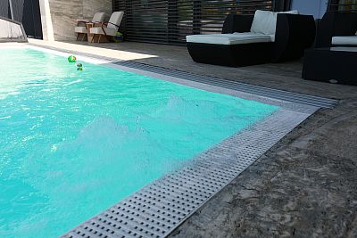 Rectangular swimming pool
