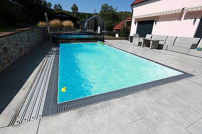 Rectangular swimming pool